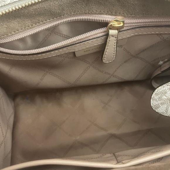 MICHAEL Michael Kors Off-White Coated Canvas Snap Multi Compartment Shoulder Bag - Picture 4 of 4